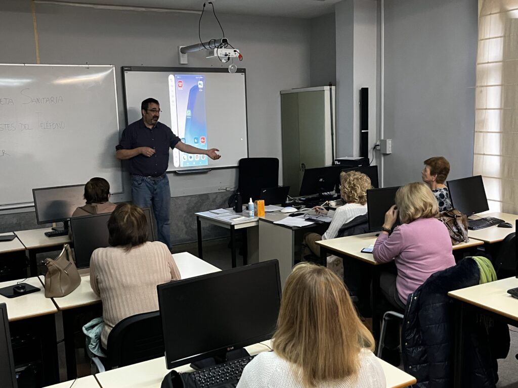 Un profesor dando clase a alumnos